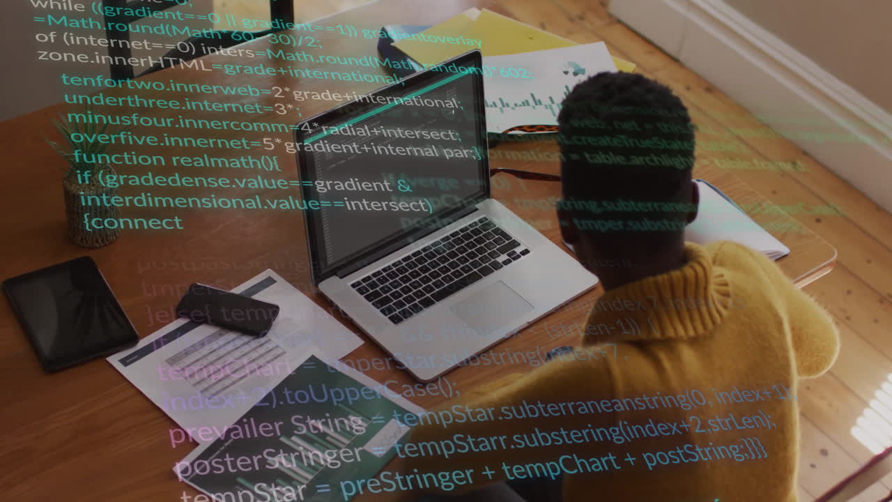 animación de procesamiento de datos sobre mujer afroamericana usando computadora portátil trabajando desde casa