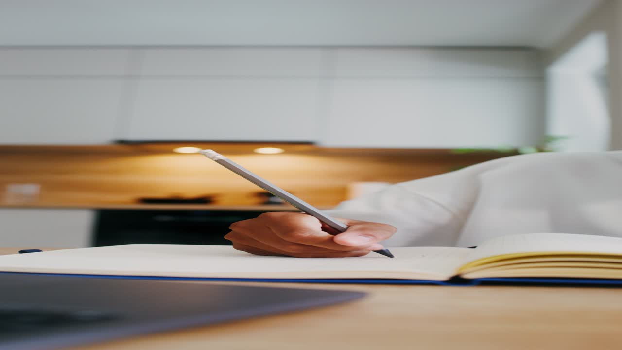 persona que escribe en un cuaderno