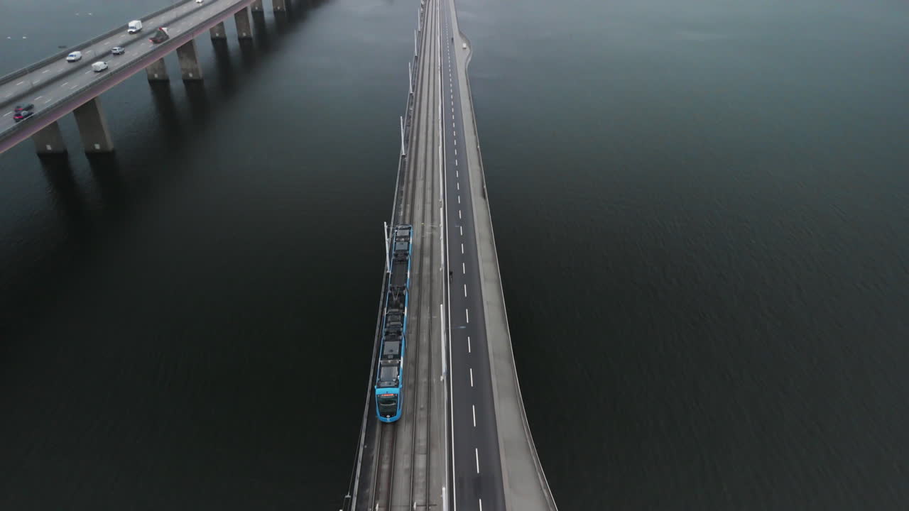 Letecký záběr tramvajových kolejí na mostě s vodou pod ním