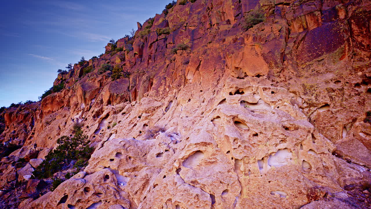 Riprese aeree con drone che catturano un vasto paesaggio di canyon nel deserto del Nuovo Messico.