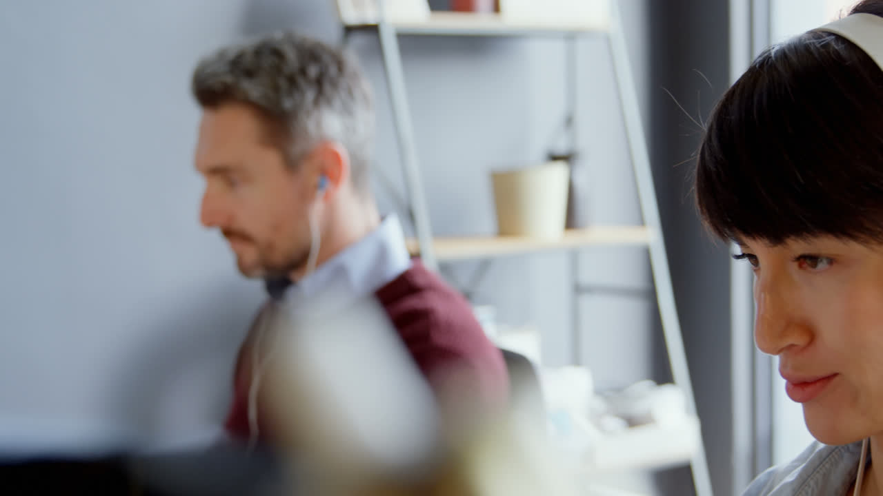 사무실 에서 일 하는 사업가 들 4k