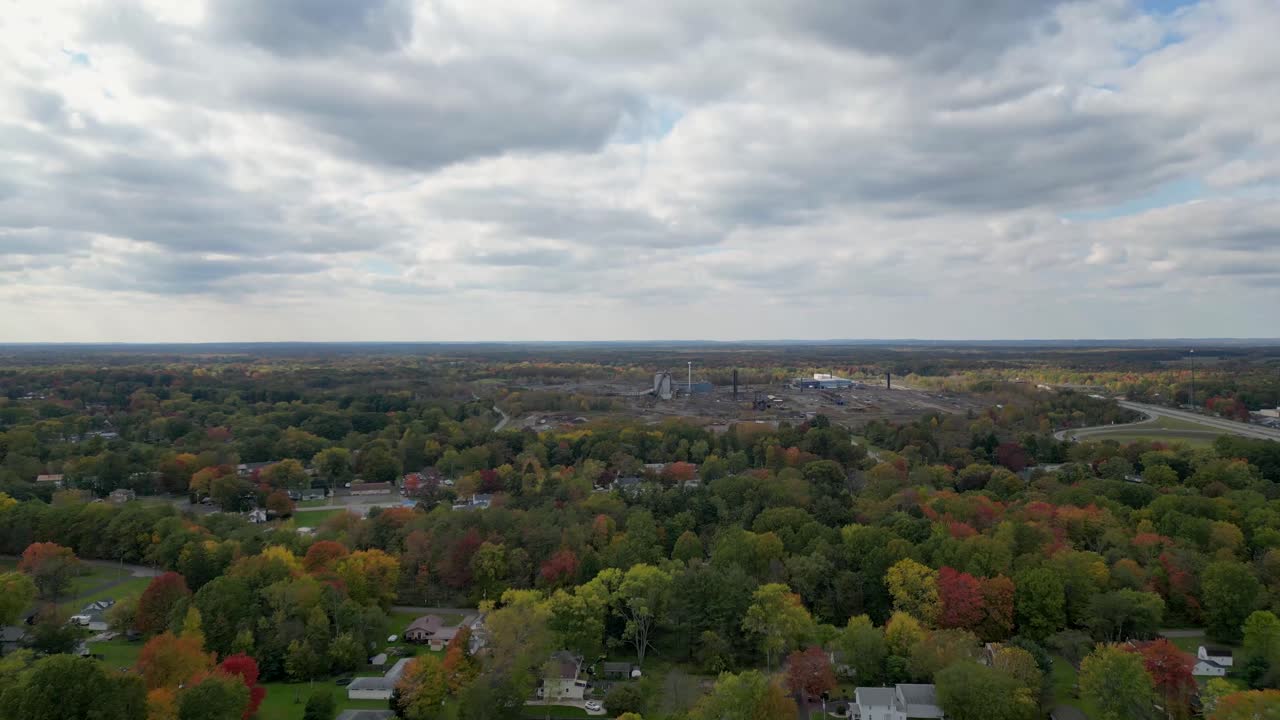 impresionantes imágenes aéreas que muestran un bosque con vibrantes colores de otoño y una zona industrial en el fondo