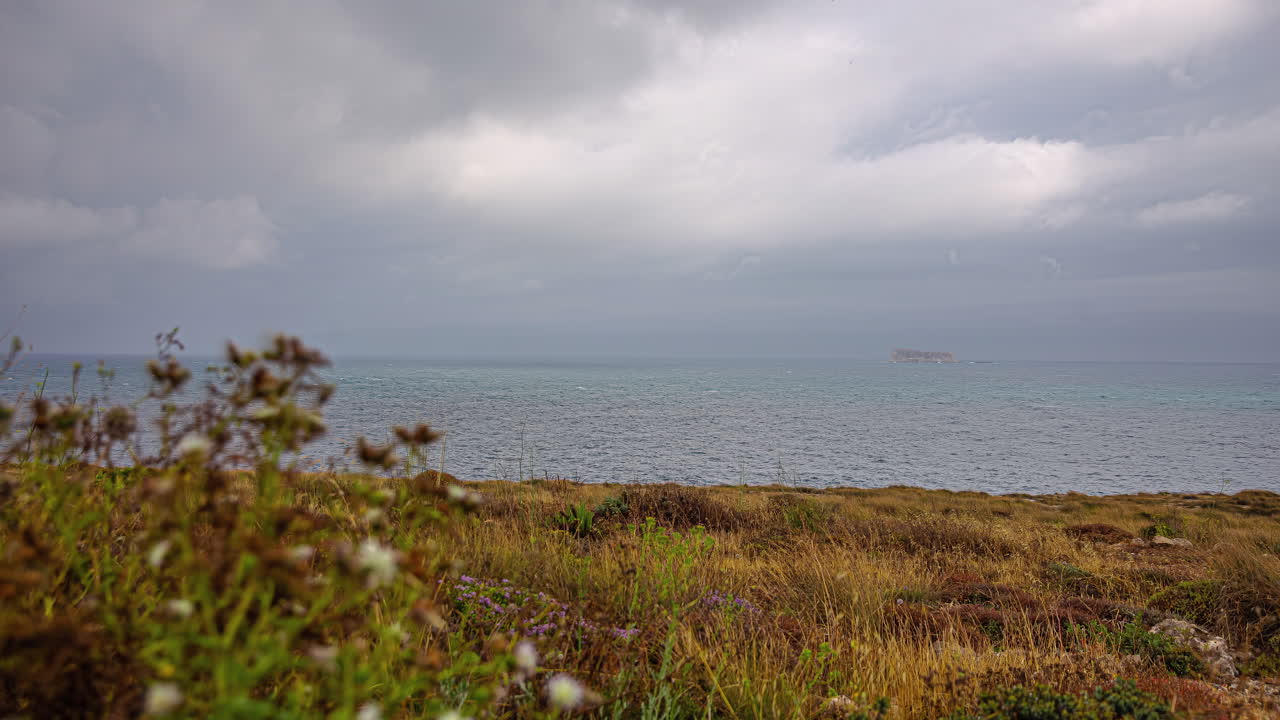 облачный и ветреный день вдоль приморского побережья - промежуток времени
