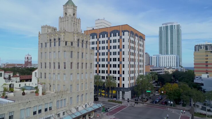 Video aereo 4K dello storico edificio Snell Arcade nel centro di St. Petersburg, Florida