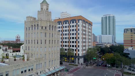 Vídeo-Aéreo-De-4k-Del-Histórico-Edificio-Snell-Arcade-En-El-Centro-De-San-Petersburgo,-Florida