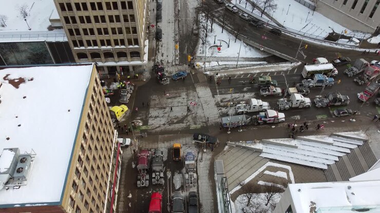 Protesta dei camionisti contro l'obbligo vaccinale nel centro di Ottawa, Canada. Camion che bloccano la strada. Gennaio 2022. Vista aerea.