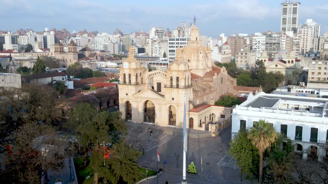 paisaje urbano aéreo de córdoba, argentina con la catedral de nuestra señora de la asunción en el foco