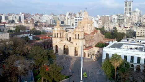 Aerial-cityscape-of-Cordoba,-Argentina-with-Cathedral-of-Nuestra-Senora-de-la-Asuncion-in-the-focus