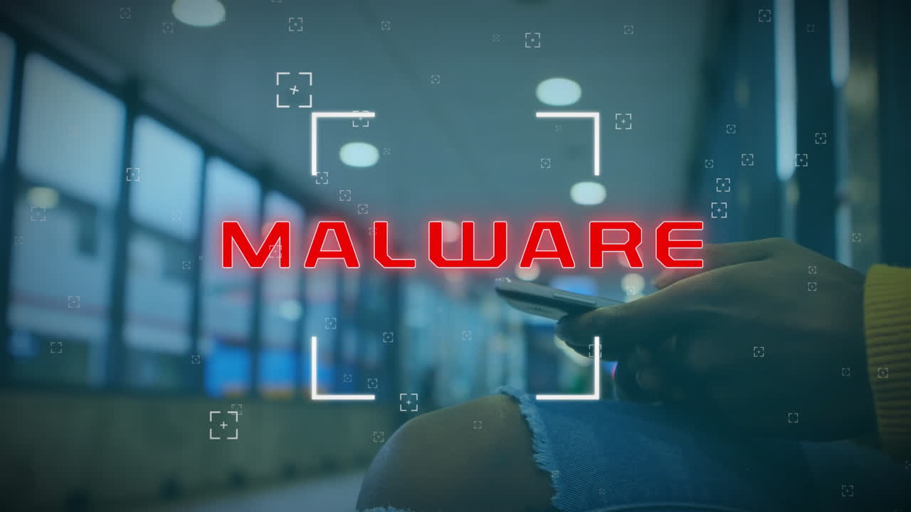 animación de texto de malware sobre mujer biracial usando teléfono inteligente