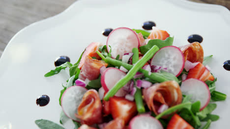 ensalada con vino servido en el plato
