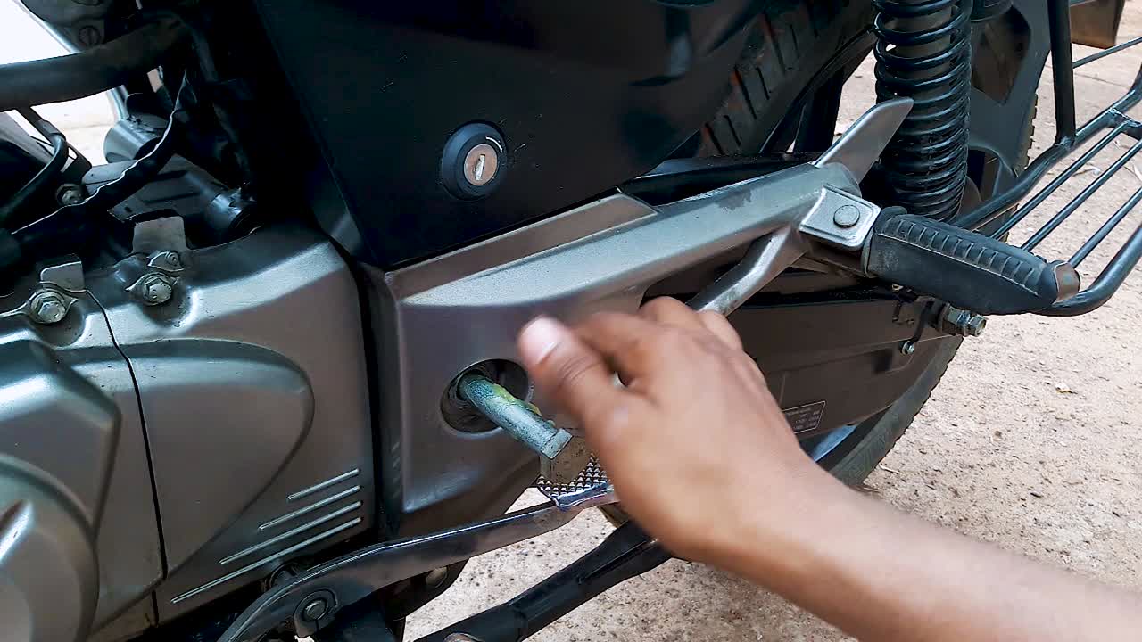 mantenimiento de motocicletas de dos ruedas en el día desde un ángulo plano en detalles