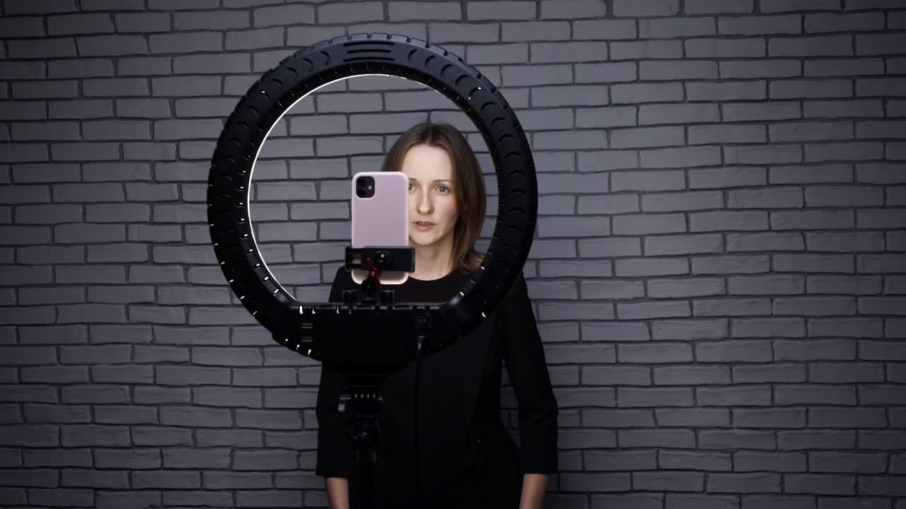 그녀의 블로그를 위해 추종자들과 대화하는 여성의 비디오