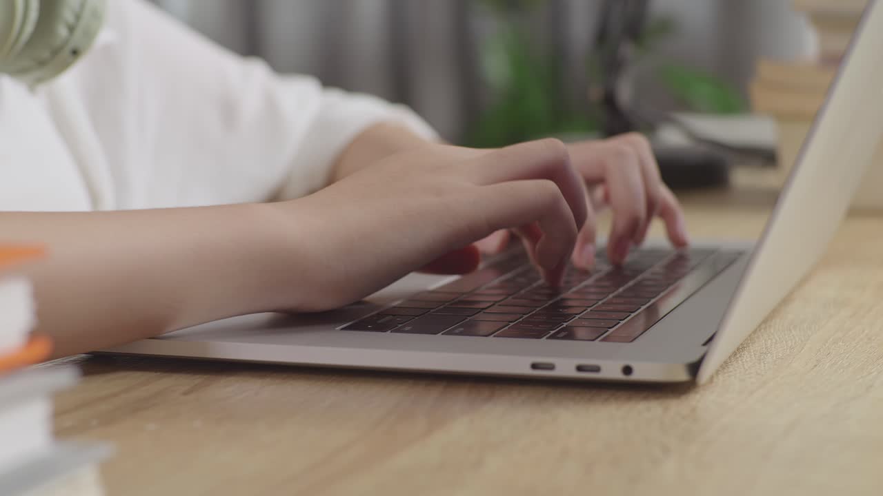 노트북에 입력하는 사람