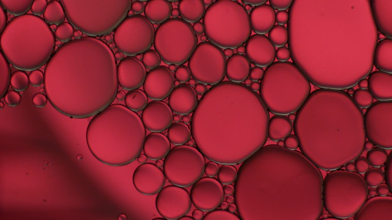 artístico colorido de gota de aceite flotando en el agua.