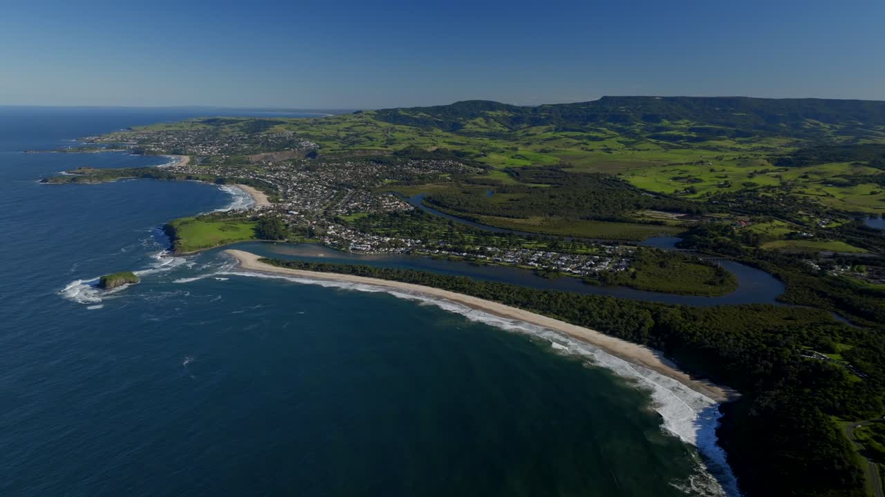 미스틱스 웨이브 서핑 브레이크 스택 랭곤 섬 킬라리아 미나무라 해변 일라와라 주립 공원 드론 항공  하버 울롱롱 오스트레일리아 오스 nsw 남쪽 해안  코브 빛 푸른 하늘 뒤로