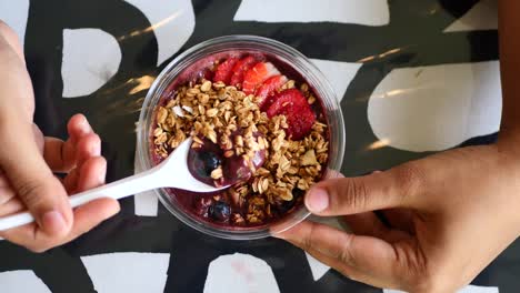 Mujeres-Sosteniendo-Un-Tazón-De-Cereal-Para-El-Desayuno-En-La-Mesa