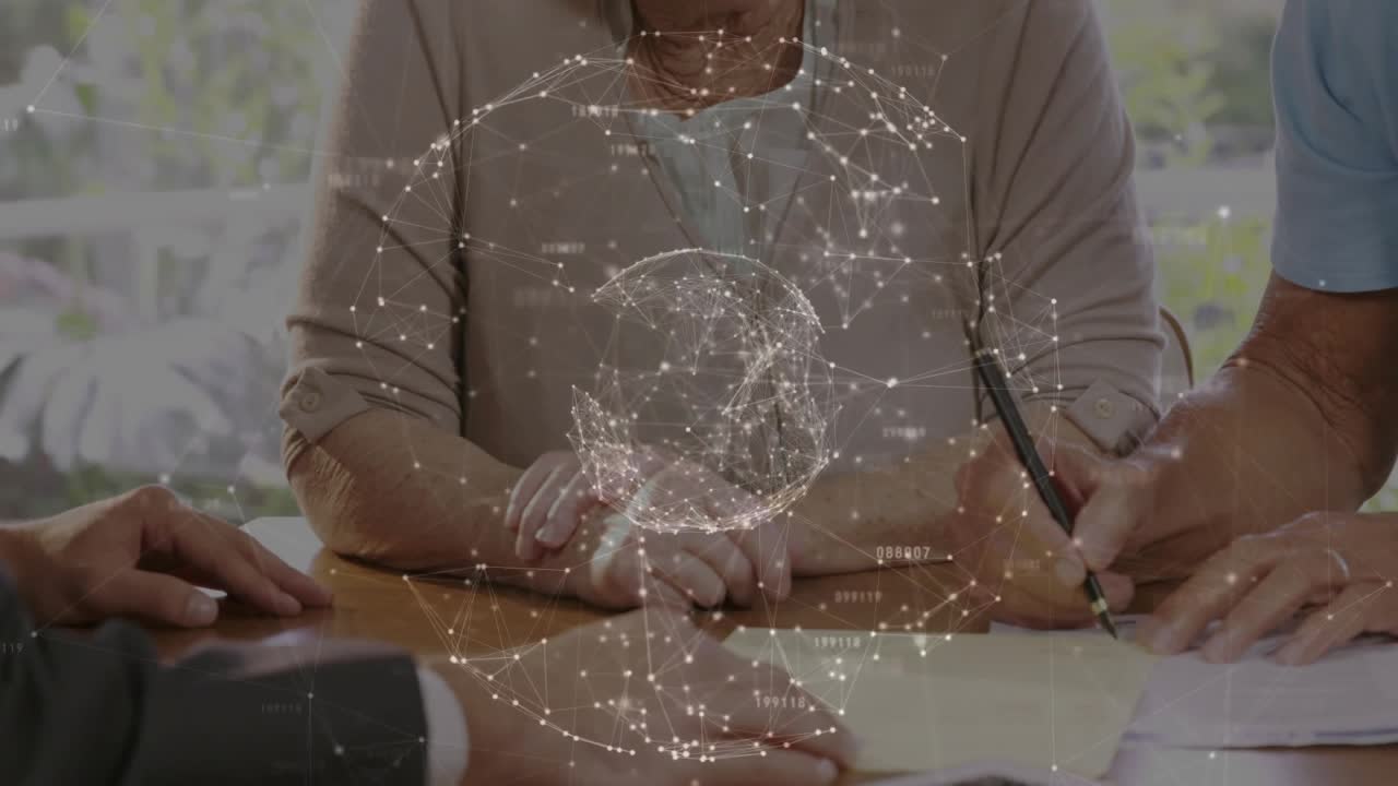 Casal de idosos assinando documentos financeiros enquanto um consultor posiciona a caneta sobre uma rede de globo semi-transparente.