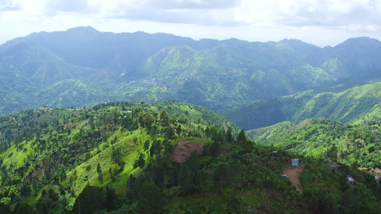 una vista aérea de las montañas azules en jamaica, mirando hacia la parroquia de portland y la parroquia de santo tomás