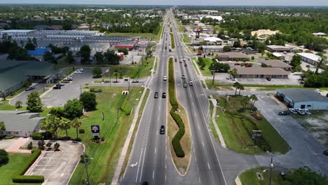 Vista-Aérea-De-Los-Automóviles-Circulando-Por-South-Tyndall-Parkway-Durante-El-Día-En-La-Ciudad-De-Panamá,-Florida.