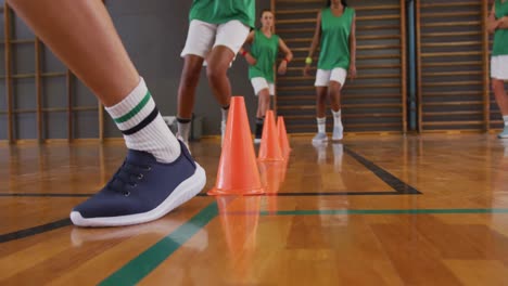 Sección-Intermedia-Del-Equipo-De-Baloncesto-Femenino-Diverso-Practicando-El-Balón-Regateando