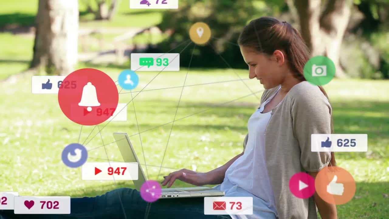 animación de iconos de redes sociales y red de conexiones sobre mujer caucásica usando computadora portátil