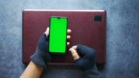 la mano del hacker robando datos del teléfono inteligente