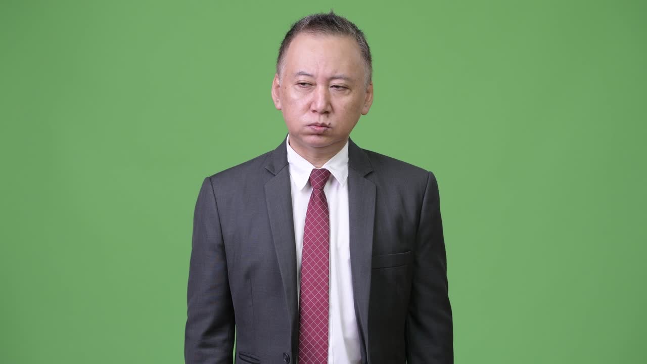 피곤하고 지루해 보이는 성숙한 일본인 사업가