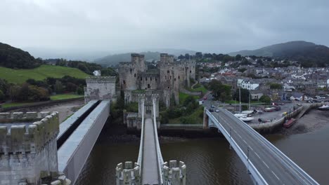 Conwy-Castillo-Ferrocarril-Puente-Suspensión-Construcción-Ingeniería-Arquitectura-Vista-Aérea-Empujar-Sobre-Torres