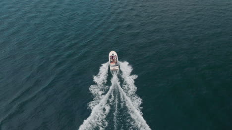 Luftaufnahme-Mit-Einer-Drohne,-Die-Einem-Boot-Im-Ozean-Folgt