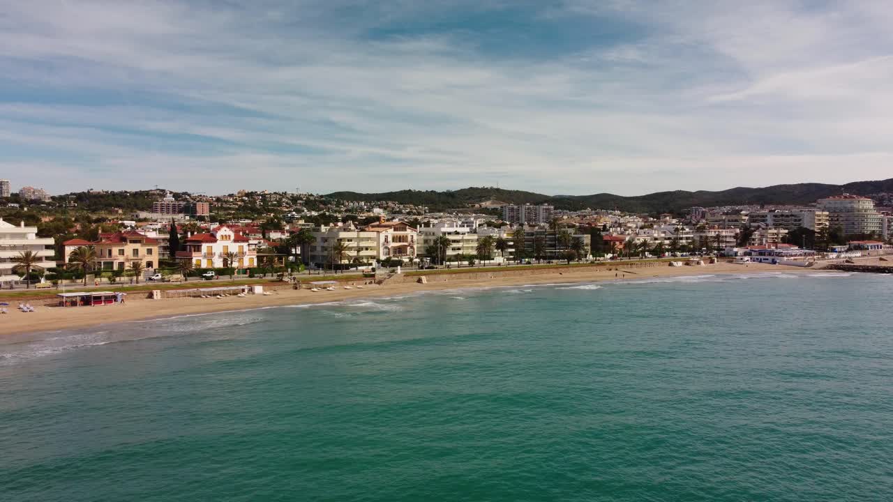 encantadora ciudad costera de sitges, españa con playa y vistas panorámicas del mediterráneo