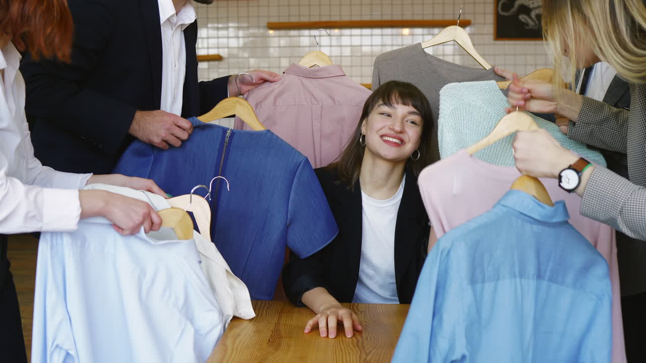 옷 을 구입 하는 사람 들 의 집단