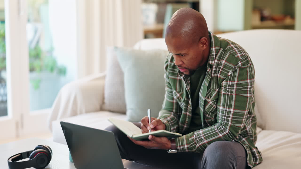 Uomo che lavora da casa con laptop e quaderno
