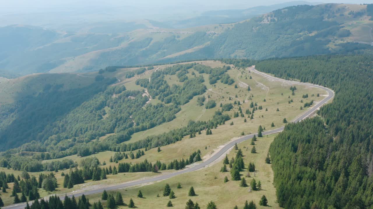 hermosa carretera rural en la ladera de la montaña golija, serbia, vista aérea