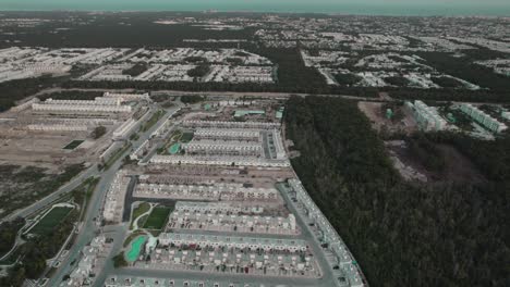 drone disparado sobre un suburbio en la playa del carmen, méxico
