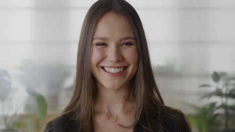 Retrato-Joven-Feliz-Mujer-De-Negocios-Ejecutiva-Sonriendo-Disfrutando-De-Una-Carrera-Exitosa-Satisfacción-Profesional-Empresaria-Mirando-Alegre-Oficina-Interior