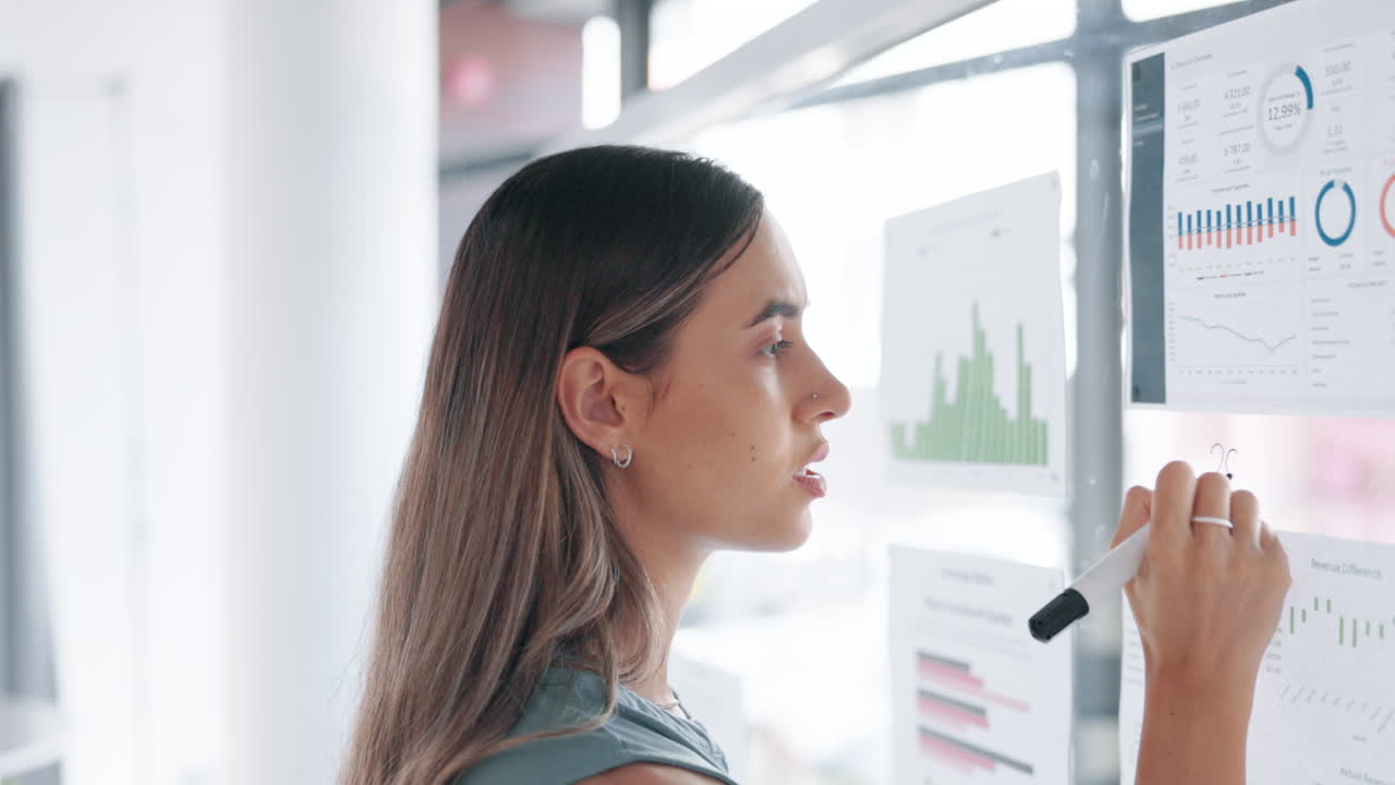 mujer de negocios creativa, datos