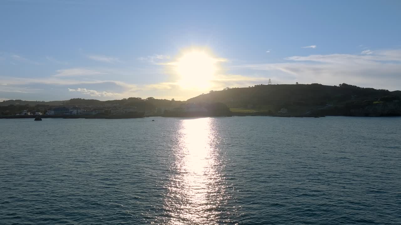 드론이 칸타브리아의 케이프 조 (cape quejo) 로 향하는 해양 풍경과 빛 반사