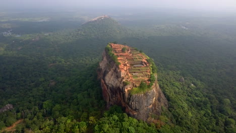 tomada aérea distante del avión no tripulado de la roca sigiriya, sri lanka