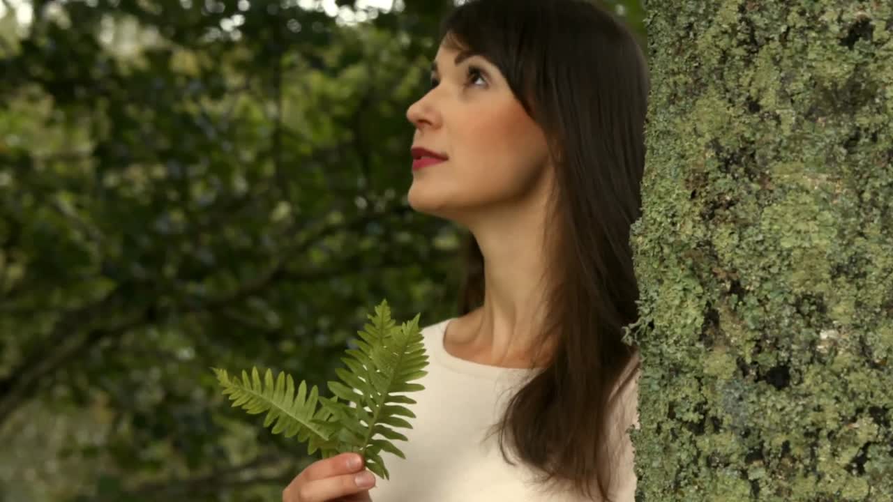 잎  ⁇ 새를 맡는 예쁜 소녀