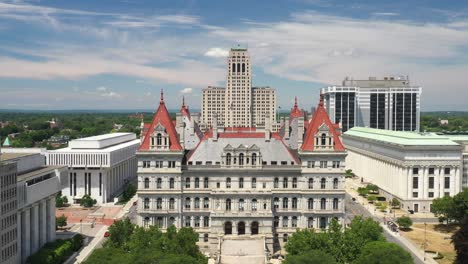 New-York-State-Capitol-Building-In-Albany,-New-York-Mit-Herausgezogenem-Drohnenvideo