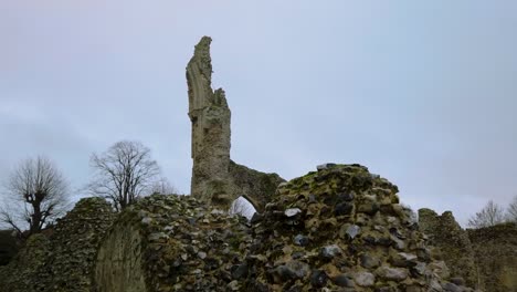 Hyper-Lapse-Shot-Von-Thetford-Priory-Bei-Bewölktem-Wetter