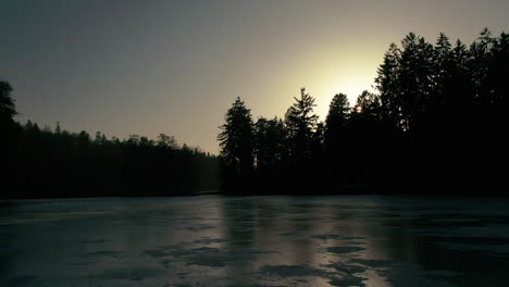 Invierno-Lago-Drone-Vuelo-Aéreo-Agua-Congelada-Bosques-Pinos-Atardecer-Luz-Del-Sol-Rayos-De-Luz-Pruhonice-Republica-Checa