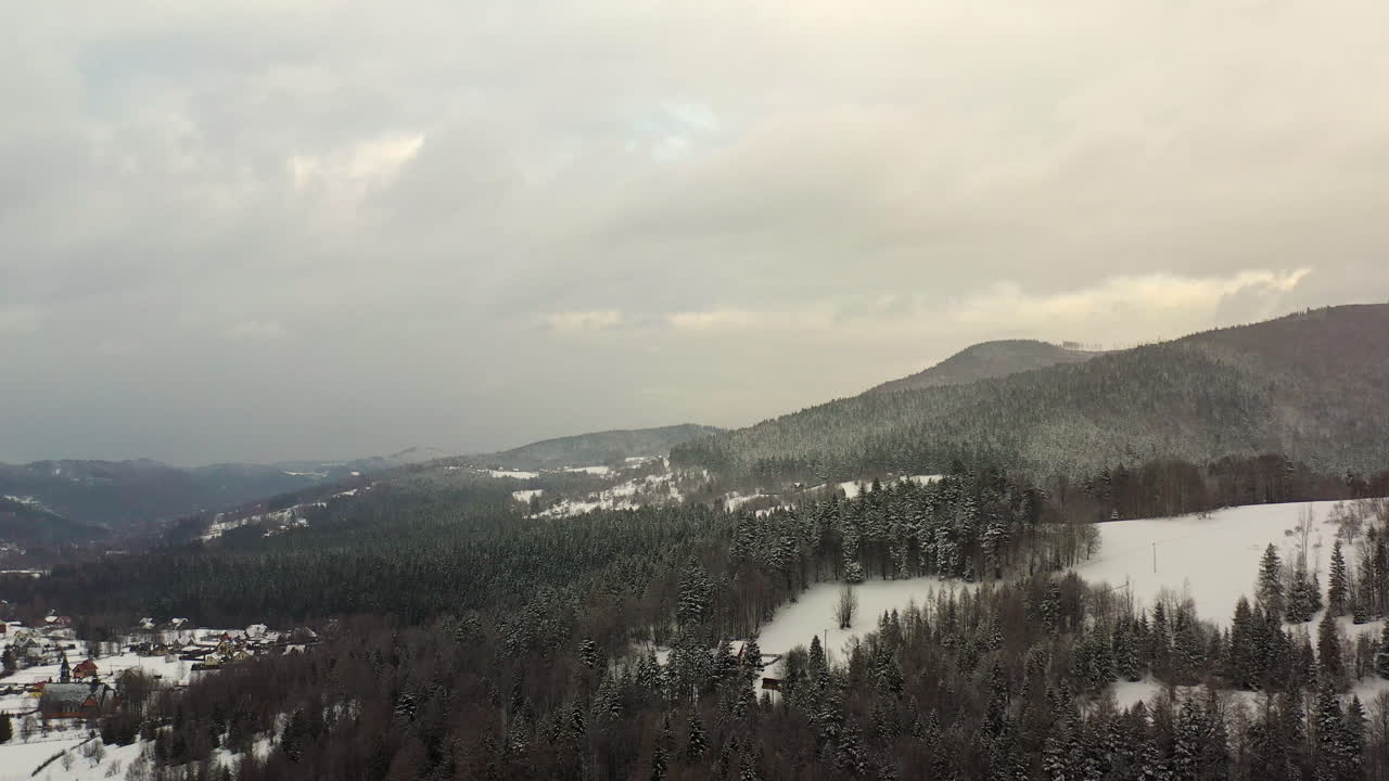 paisaje montañoso nevado con aldea