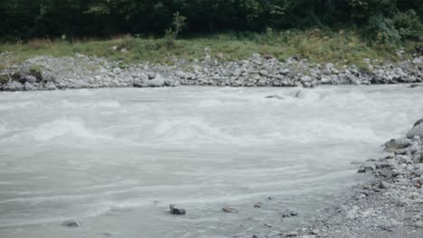 Schwarzer-Mann-Sitzt-Tief-Nachdenklich-Denkend-Lauterbrunnen-Schweiz