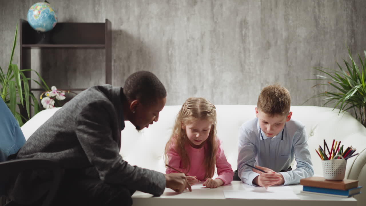 아프리카계 미국인 남성 이 아이 들 을 위해 손가락 으로 편지 를 쓰고 있다