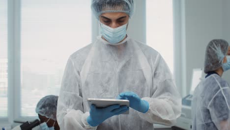 profesionales médicos en un entorno de laboratorio