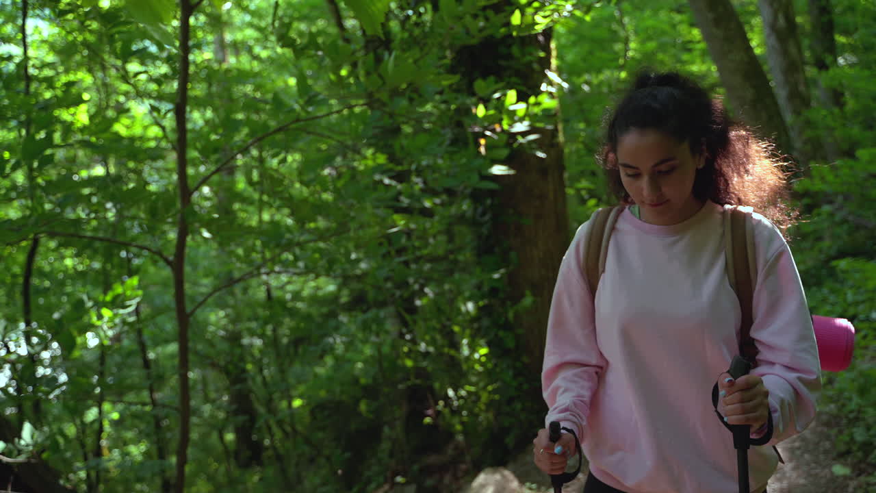 숲 에서 산책 하는 여자