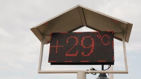 Beach-Board-With-Air-Temperature-Readings-Comfortable-Rest