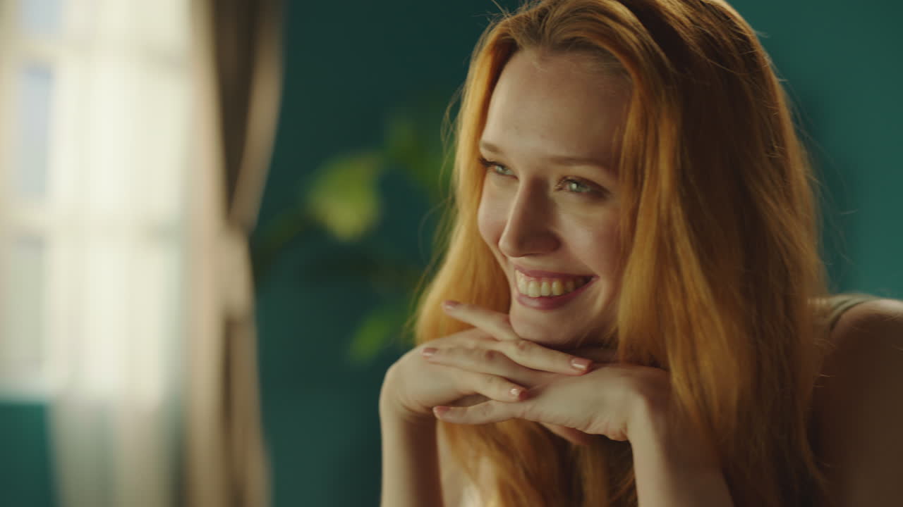 женщина фотографирует и позирует.