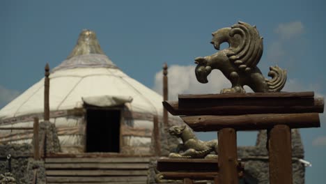 ulaanbaatar mongolia, 2 de mayo de 2019: yurt mongol en el monumento conmemorativo del siglo xiii